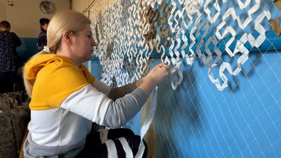 Маскувальні сітки та "кікімори" виготовляють для фронту на Чернігівщині волонтери ГО "Генерація успіху" Маскувальні сітки та "кікімори" виготовляють для фронту на Чернігівщині волонтери ГО "Генерація успіху"