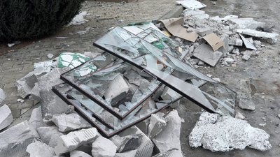Поцілили у багатоповерхівки у Центральному районі Херсона. Очевидці російських атак дронами типу "Молнія" про наслідки Поцілили у багатоповерхівки у Центральному районі Херсона. Очевидці російських атак дронами типу "Молнія" про наслідки