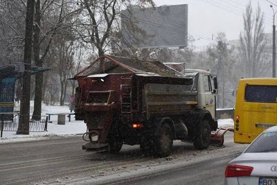 Снігопад на Рівненщині: на дорогах працюють понад 80 дорожників і 67 одиниць техніки Снігопад на Рівненщині: на дорогах працюють понад 80 дорожників і 67 одиниць техніки