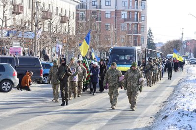 Провели "живим коридором": громада на Черкащині попрощалася із захисником Провели "живим коридором": громада на Черкащині попрощалася із захисником