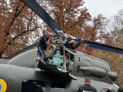 У центрі Полтави завершили монтаж вертольота замість пам’ятника на місці відпочинку Петра І У центрі Полтави завершили монтаж вертольота замість пам’ятника на місці відпочинку Петра І
