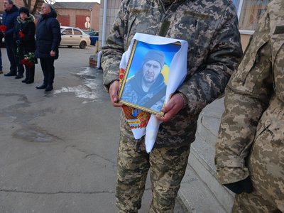 На Тальнівщині поховали загиблого бійця Дмитра Деменчука На Тальнівщині поховали загиблого бійця Дмитра Деменчука