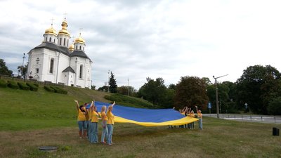 У Чернігові до Дня прапора розгорнули 10-метровий синьо-жовтий стяг, який створили в школі №25 У Чернігові до Дня прапора розгорнули 10-метровий синьо-жовтий стяг, який створили в школі №25