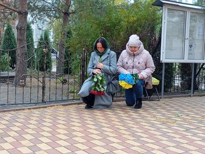 У Сумах провели в останню путь захисника Сергія Супруна У Сумах провели в останню путь захисника Сергія Супруна