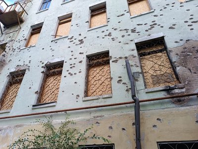 З 96 вибитих вікон встановили вже 38 нових. Як художній музей у Дніпрі відновлюється і працює після атак РФ З 96 вибитих вікон встановили вже 38 нових. Як художній музей у Дніпрі відновлюється і працює після атак РФ