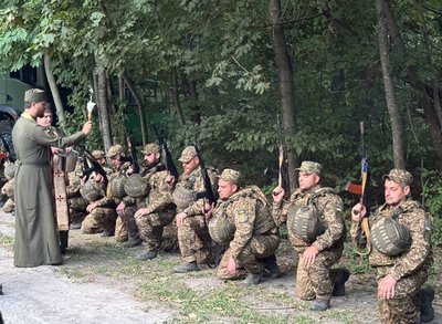 «З ними буде Бог»: у Холодному Ярі на Черкащині нацгвардійці освятили зброю «З ними буде Бог»: у Холодному Ярі на Черкащині нацгвардійці освятили зброю