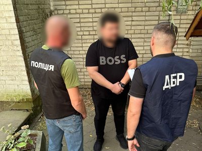 На Львівщині працівника митниці підозрюють в організації каналу переправлення чоловіків за кордон На Львівщині працівника митниці підозрюють в організації каналу переправлення чоловіків за кордон