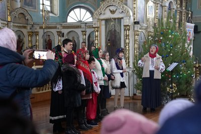 Співали про Бога і Бахмут: у місті на Черкащині відбувся фестиваль колядок Співали про Бога і Бахмут: у місті на Черкащині відбувся фестиваль колядок