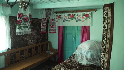 "Отак підлатуємо, сиплеться все": історія подружжя, яке живе в 200-літньому будинку у селі на Рівненщині