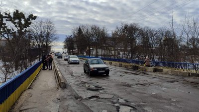 На аварійному мосту в Олевську на Житомирщині зробили ямковий ремонт, капітальний — попереду На аварійному мосту в Олевську на Житомирщині зробили ямковий ремонт, капітальний — попереду