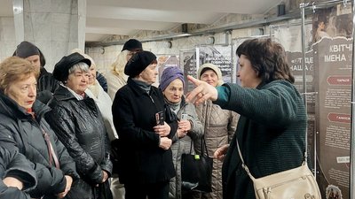 Люди на відкритті виставки Григорію Квітці-Основ’яненку в Харкові