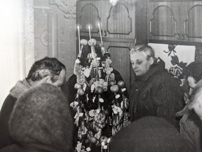 Роблять на похорон, щоби віддати шану: як у селах Буковини зберігають традицію поминального деревця | "Жива спадщина" Роблять на похорон, щоби віддати шану: як у селах Буковини зберігають традицію поминального деревця | "Жива спадщина"