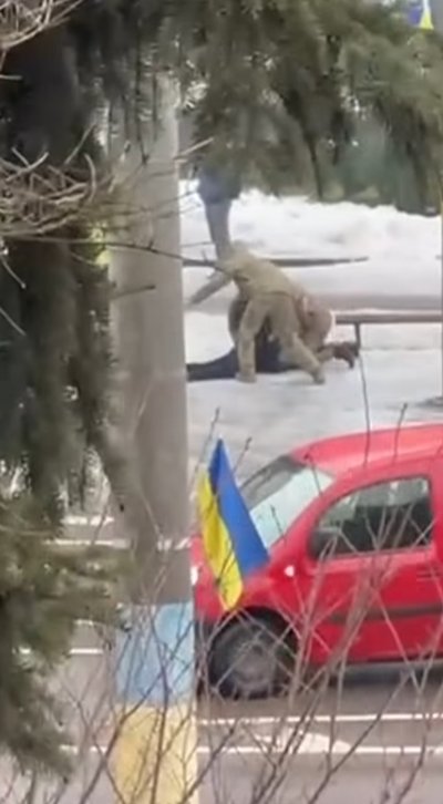 Сутичка між ТЦК і цивільним під час перевірки документів на проспекті у Чернівцях Сутичка між ТЦК і цивільним під час перевірки документів на проспекті у Чернівцях