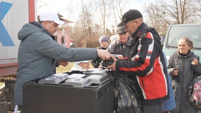 У Сумах волонтери роздавали горячі обіди усім охочим У Сумах волонтери роздавали горячі обіди усім охочим