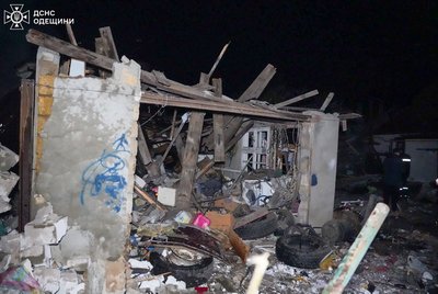 Унаслідок атаки РФ на Одесу постраждали троє людей: ДСНС показали наслідки удару БпЛА Унаслідок атаки РФ на Одесу постраждали троє людей: ДСНС показали наслідки удару БпЛА