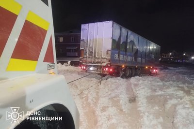 ряттувальники допмагали автівкам ряттувальники допмагали автівкам