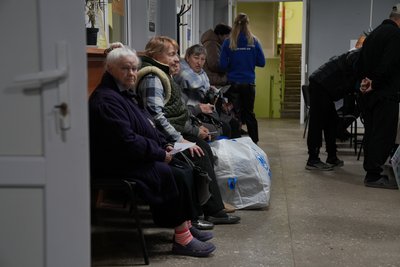 "Люди хочуть залишитися ближче до домівки". Як працює транзитний центр для евакуйованих у Сумах "Люди хочуть залишитися ближче до домівки". Як працює транзитний центр для евакуйованих у Сумах