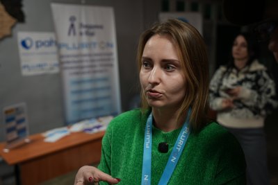 “Я в калошах — уявляєте”: як допомагають евакуйованим у транзитному центрі у Сумах