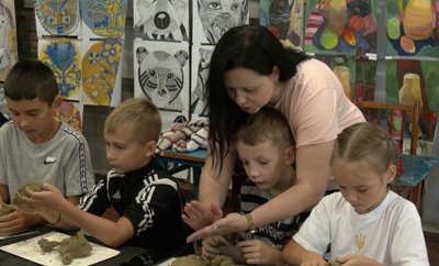 Арттерапію для дітей захисників організували у Луцькій художній школі Арттерапію для дітей захисників організували у Луцькій художній школі