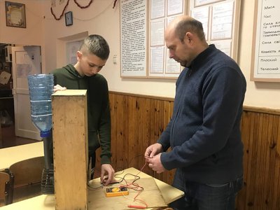 Двигун з "Волги" та підручні матеріали: як школяр з Житомира розробив прилад отримання електроенергії від дощу Двигун з "Волги" та підручні матеріали: як школяр з Житомира розробив прилад отримання електроенергії від дощу