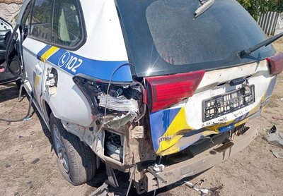 Автомобіль зазнав ушкоджень внаслідок дронової атаки з боку РФ. Троє поліцейських отримали травми. Миколаївщина, 16 серпня 2024 року Автомобіль зазнав ушкоджень внаслідок дронової атаки з боку РФ. Троє поліцейських отримали травми. Миколаївщина, 16 серпня 2024 року