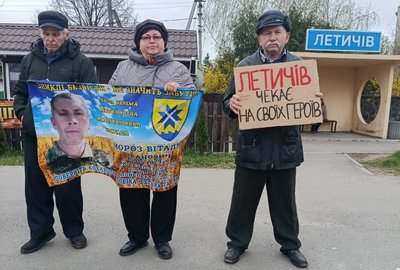 До акції долучилися рідні тих захисників, які не повернулися додому, а також інші жителі громади До акції долучилися рідні тих захисників, які не повернулися додому, а також інші жителі громади