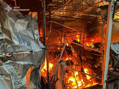У Великому Бурлуку на Харківщині після влучання дрона згорів ринок 2 У Великому Бурлуку на Харківщині після влучання дрона згорів ринок 2