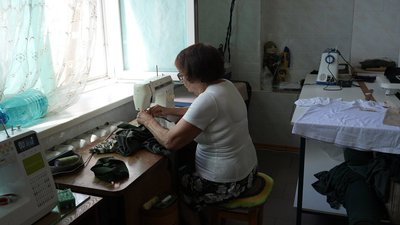 На Кіровоградщині переселенка вишиває символи громади, яка стала їй другим домом, і у такий спосіб допомагає війську На Кіровоградщині переселенка вишиває символи громади, яка стала їй другим домом, і у такий спосіб допомагає війську