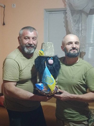 Військові разом з іграшкою-талісманом Військові разом з іграшкою-талісманом