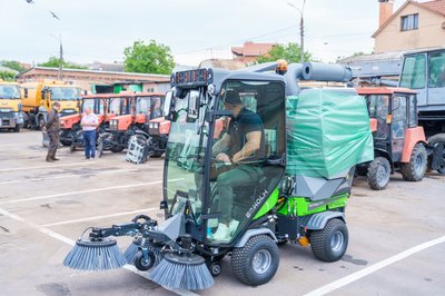 Вінниця отримала вісім одиниць нової прибиральної техніки Вінниця отримала вісім одиниць нової прибиральної техніки