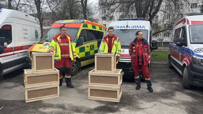 Медики екстреної медичної допомоги біля ящиків з системами РЕБ, Харків, 20 квітня 2026 року Медики екстреної медичної допомоги біля ящиків з системами РЕБ, Харків, 20 квітня 2026 року