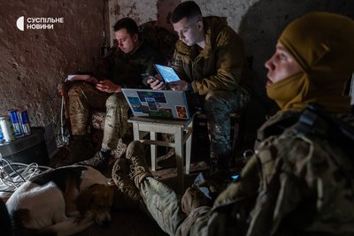 військові з бригади "Хартія" готуються до нічної роботи з важким нічним дроном, Липці, Харківщина, червень 2024 року військові з бригади "Хартія" готуються до нічної роботи з важким нічним дроном, Липці, Харківщина, червень 2024 року