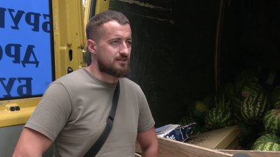 У Рівному волонтер продає кавуни та купує за вторговані гроші дрони