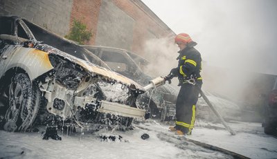 У Хмельницькому внаслідок пожежі спалено три автомобілі та два пошкоджено У Хмельницькому внаслідок пожежі спалено три автомобілі та два пошкоджено