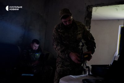спецпідрозділ "Гострі картузи" на Харківщині, військовий намагається зловити сигнал для роботи з дроном спецпідрозділ "Гострі картузи" на Харківщині, військовий намагається зловити сигнал для роботи з дроном