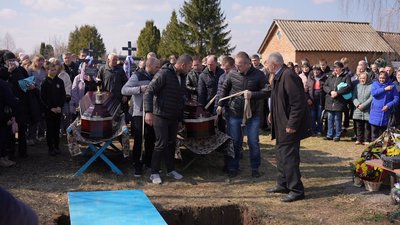 На Вінниччині попрощалися з подружжям, яке загинуло під час ракетного обстрілу столиці На Вінниччині попрощалися з подружжям, яке загинуло під час ракетного обстрілу столиці