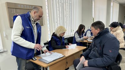 Люди заповнюють документи на допомогу на оплату опалення від благодійників за проєктом "Зимова стійкість" Краматорськ Донецька область 19 січня 2026 рік Люди заповнюють документи на допомогу на оплату опалення від благодійників за проєктом "Зимова стійкість" Краматорськ Донецька область 19 січня 2026 рік