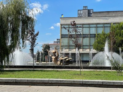 Як працюють театри Дніпра попри довготривалі відключення світла та повітряні тривоги Як працюють театри Дніпра попри довготривалі відключення світла та повітряні тривоги