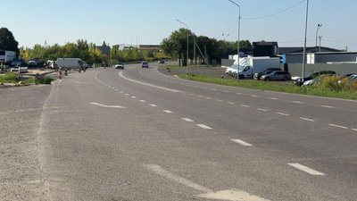 «Хоч би дійти живою»: мешканці села під Луцьком домоглися облаштування зупинок та «зебри»