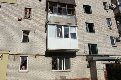 Пошкоджений внаслідок російського авіаудару будинок у Дергачах, Харківська область Пошкоджений внаслідок російського авіаудару будинок у Дергачах, Харківська область