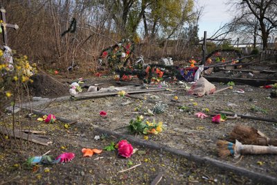"Влучання було в могилу, там баба Галя похована": очевидці розповіли про обстріл Хотіні на Сумщині "Влучання було в могилу, там баба Галя похована": очевидці розповіли про обстріл Хотіні на Сумщині