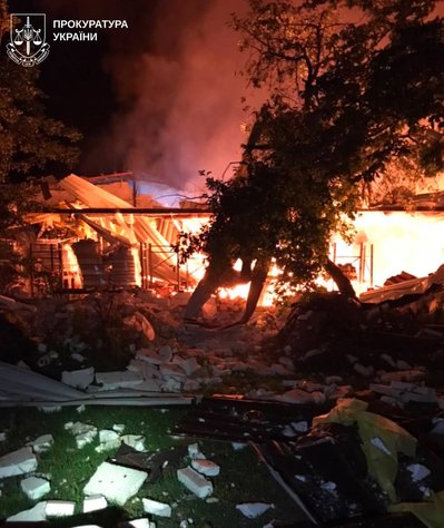 Пожежа на підприємстві у Дергачах після російського влучання Пожежа на підприємстві у Дергачах після російського влучання