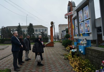 На Вінниччині передали орден "За мужність" батькам полеглого захисника На Вінниччині передали орден "За мужність" батькам полеглого захисника