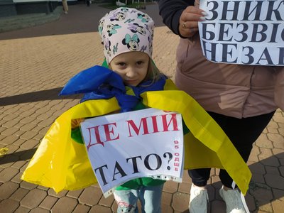 "Хай в полоні буде, тільки щоб живий": у Хмельницькому відбулася акція на підтримку військовополонених "Хай в полоні буде, тільки щоб живий": у Хмельницькому відбулася акція на підтримку військовополонених