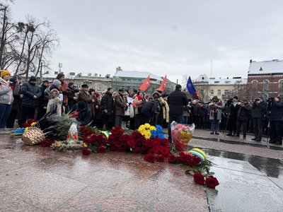 Львів'яни поклали квіти до пам'ятника Бандері Львів'яни поклали квіти до пам'ятника Бандері