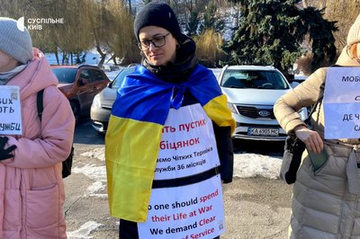 "Буде вмотивованість": у Києві на мирній акції вимагали встановити чіткі терміни служби "Буде вмотивованість": у Києві на мирній акції вимагали встановити чіткі терміни служби
