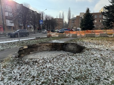 Частина полтавців скаржиться на провалля поблизу колектора на Подолі: чому не ремонтують Частина полтавців скаржиться на провалля поблизу колектора на Подолі: чому не ремонтують