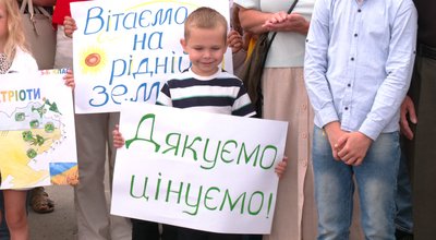 Звільненого з полону госпітальєра Юрія Яков'юка зустріли у селищі Клевань на Рівненщині