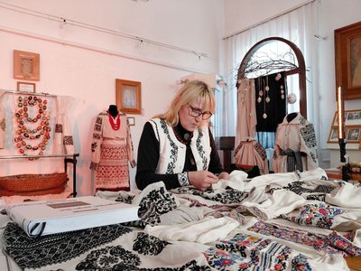 Віра Чипурко розповідає про сокальську сорочку Віра Чипурко розповідає про сокальську сорочку