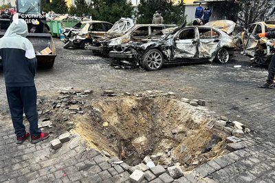 Вигорілі автівки та пошкоджені будинки: фото наслідків третьої поспіль російської атаки БпЛА по Одесі та передмістю